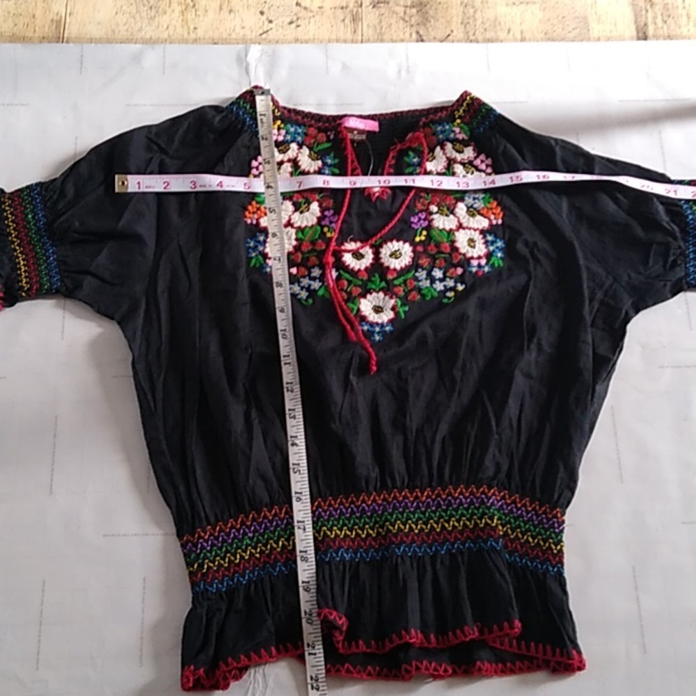 #596 Juniors Size Med Black Smocked Top